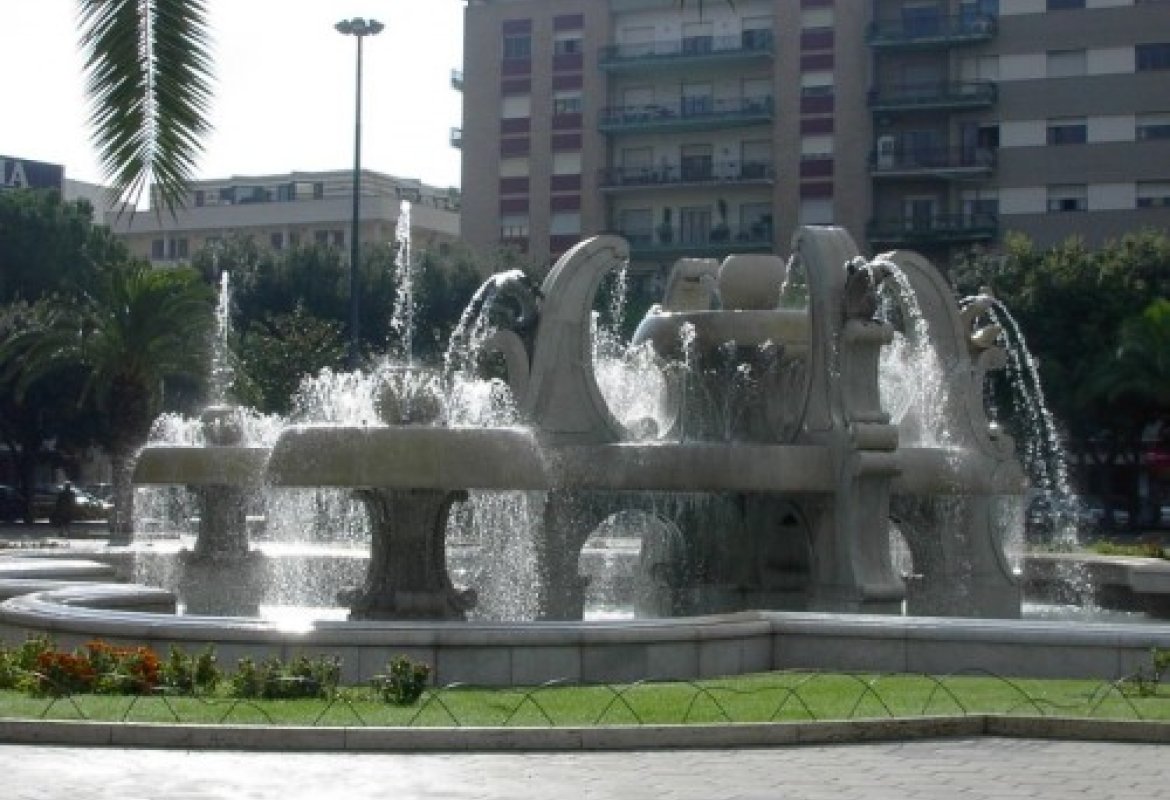 Fa il bagno nella fontana di piazza Mazzini, multato