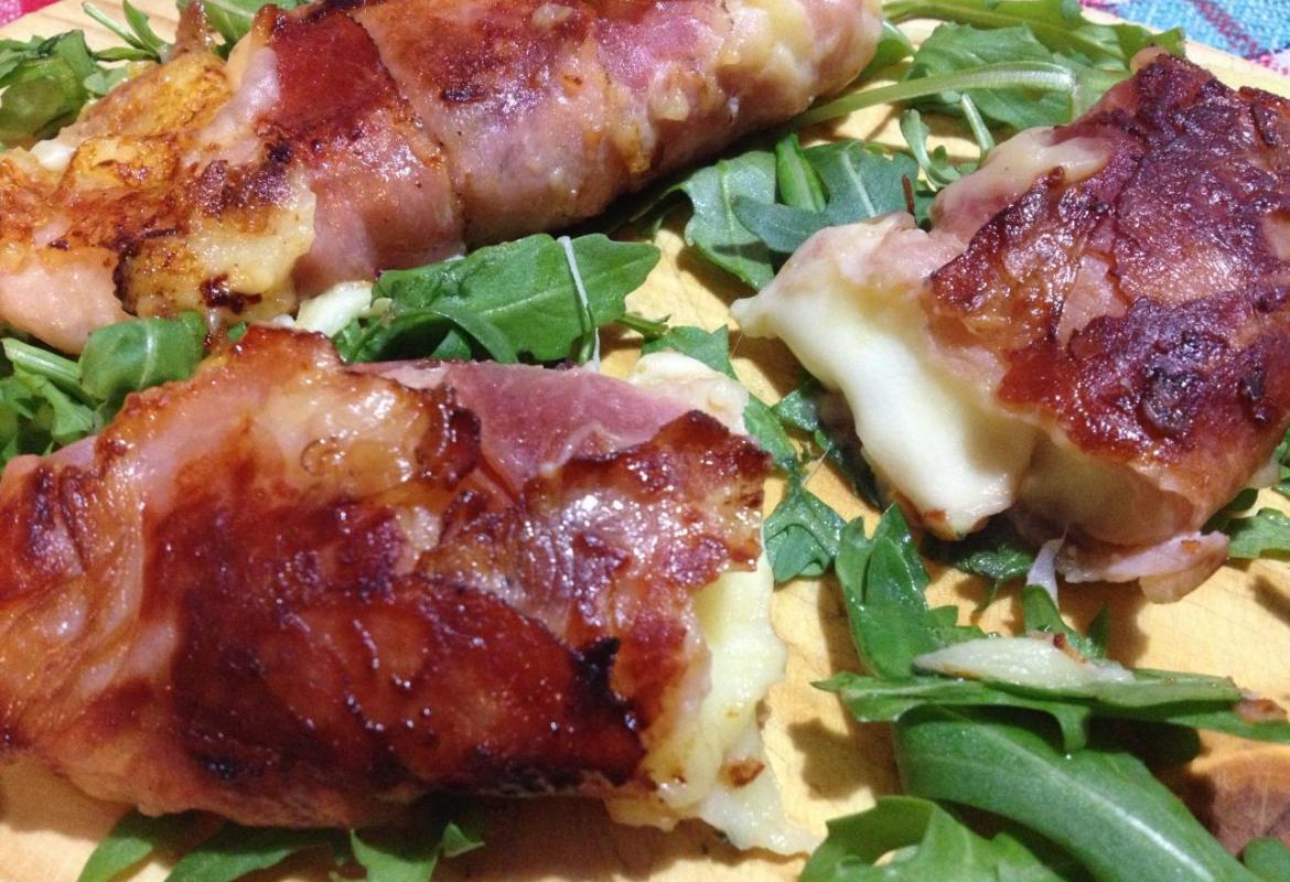 Involtini filanti di purè e speck