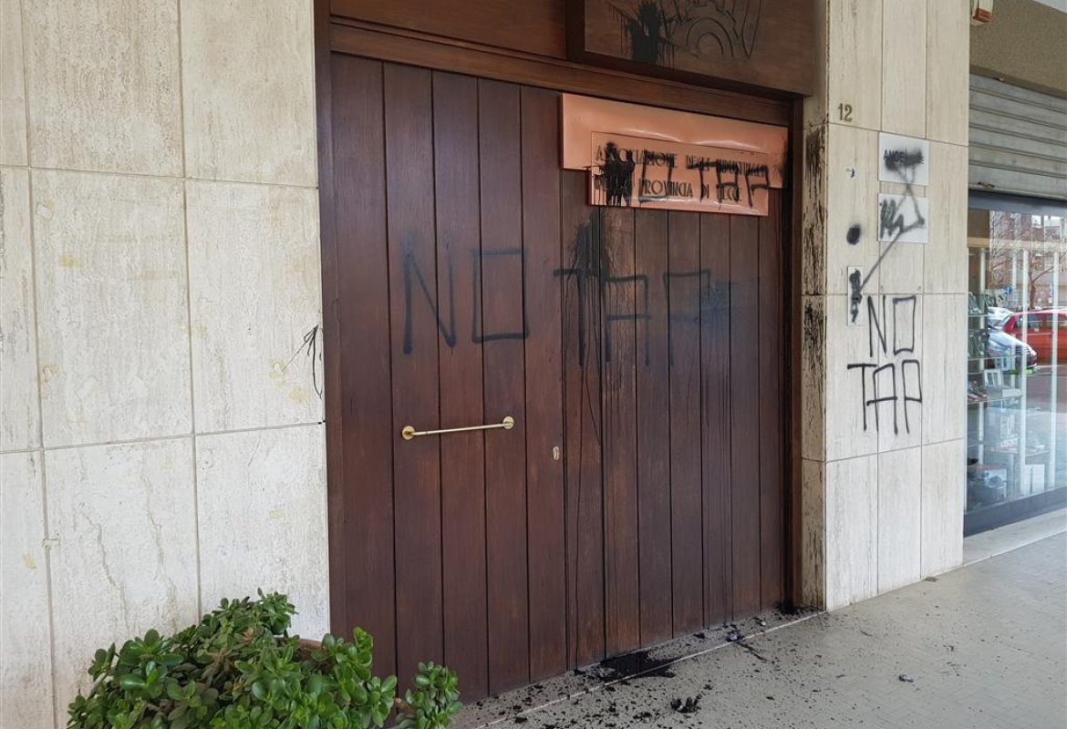 Atti vandalici nella sede di Confindustria