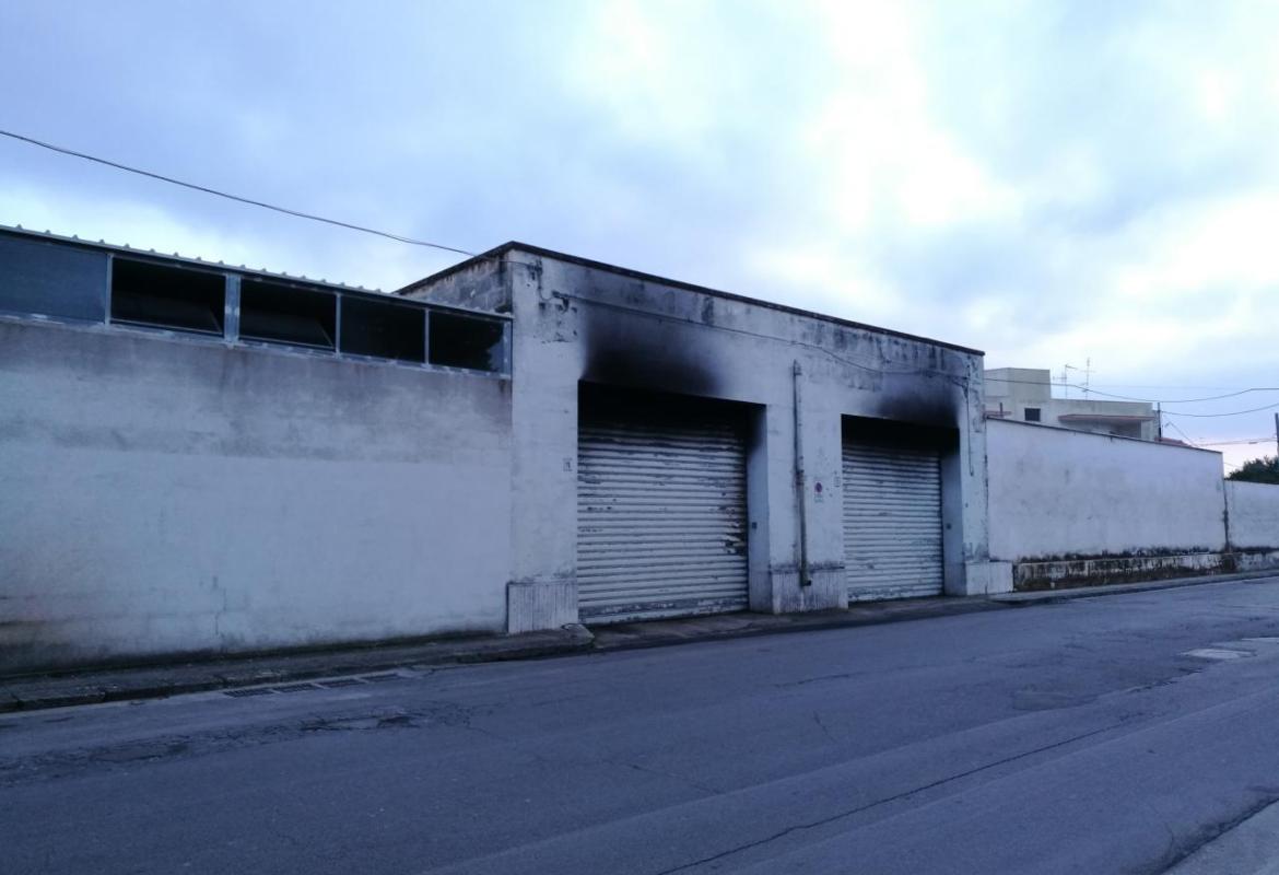 Incendio nel deposito giudiziario, a fuoco un'Apecar ed una 126. Nessun danno alle persone