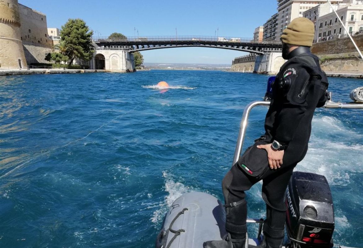 I Palombari della Marina rimuovono una bomba trovata nel Mar Piccolo