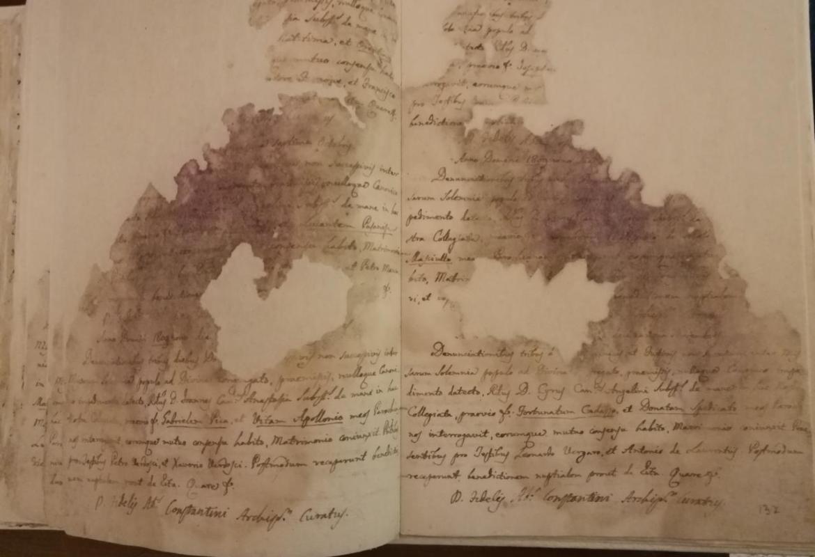 A rischio il prezioso archivio della Chiesa Madre