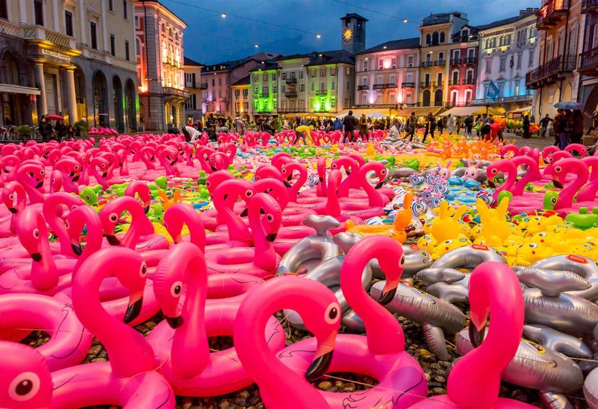 Apolide, 6500 salvagenti apparsi in piazza in una notte