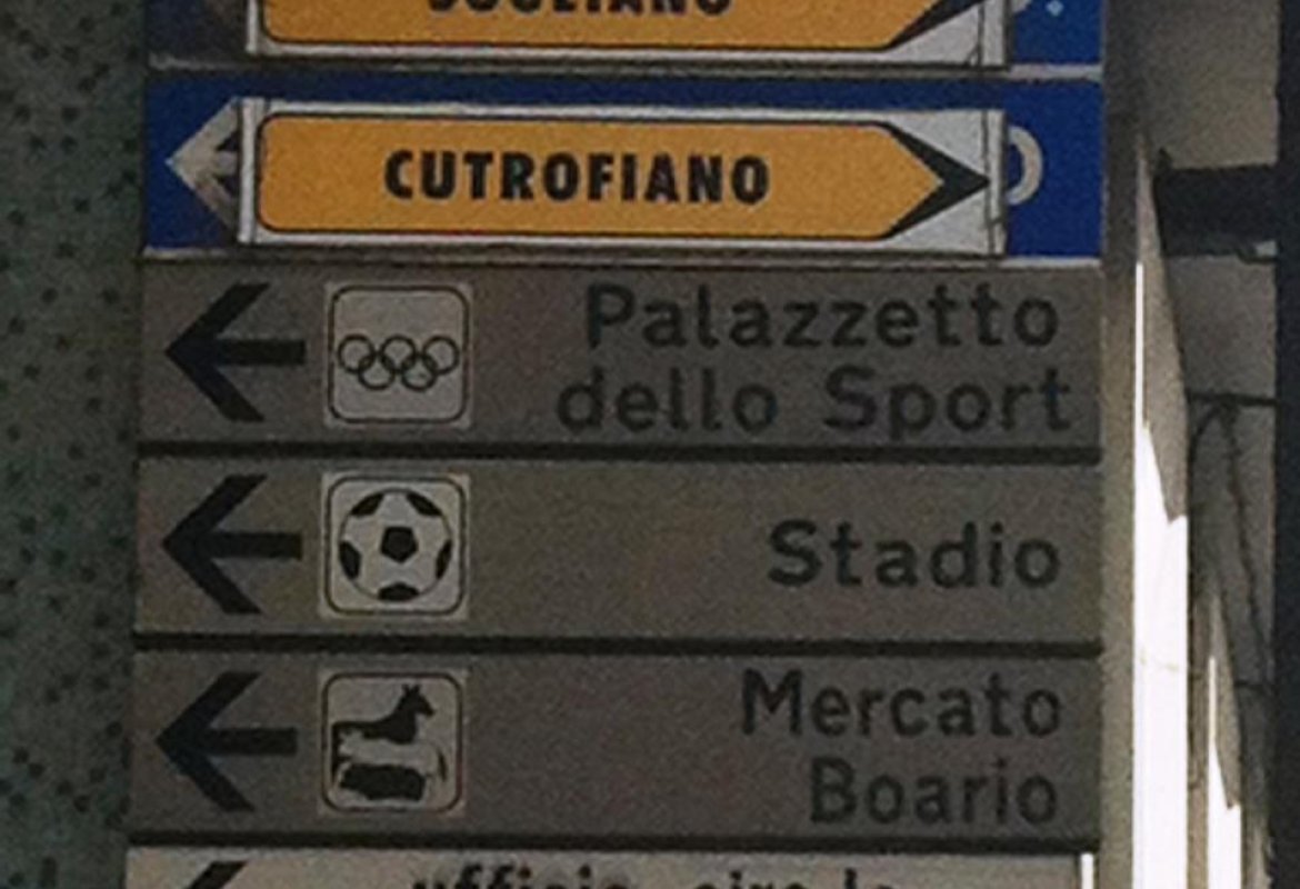 A Galatina a chi deve andare a sinistra si indica la destra. E dov'è la novità?