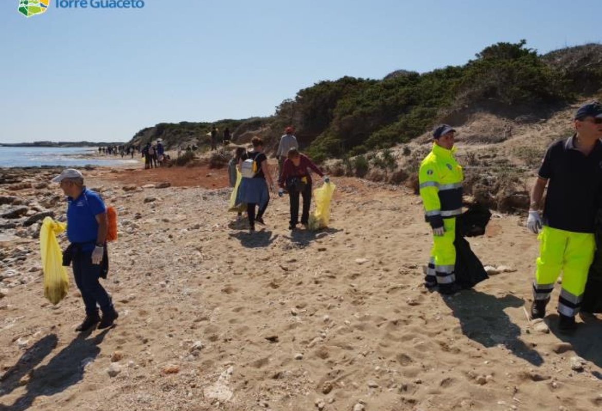 Amore per l'ambiente e pulizie a Torre Guaceto