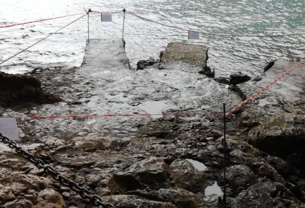Sequestrati passaggi pedonali abusivi nella Grotta della Zinzulusa
