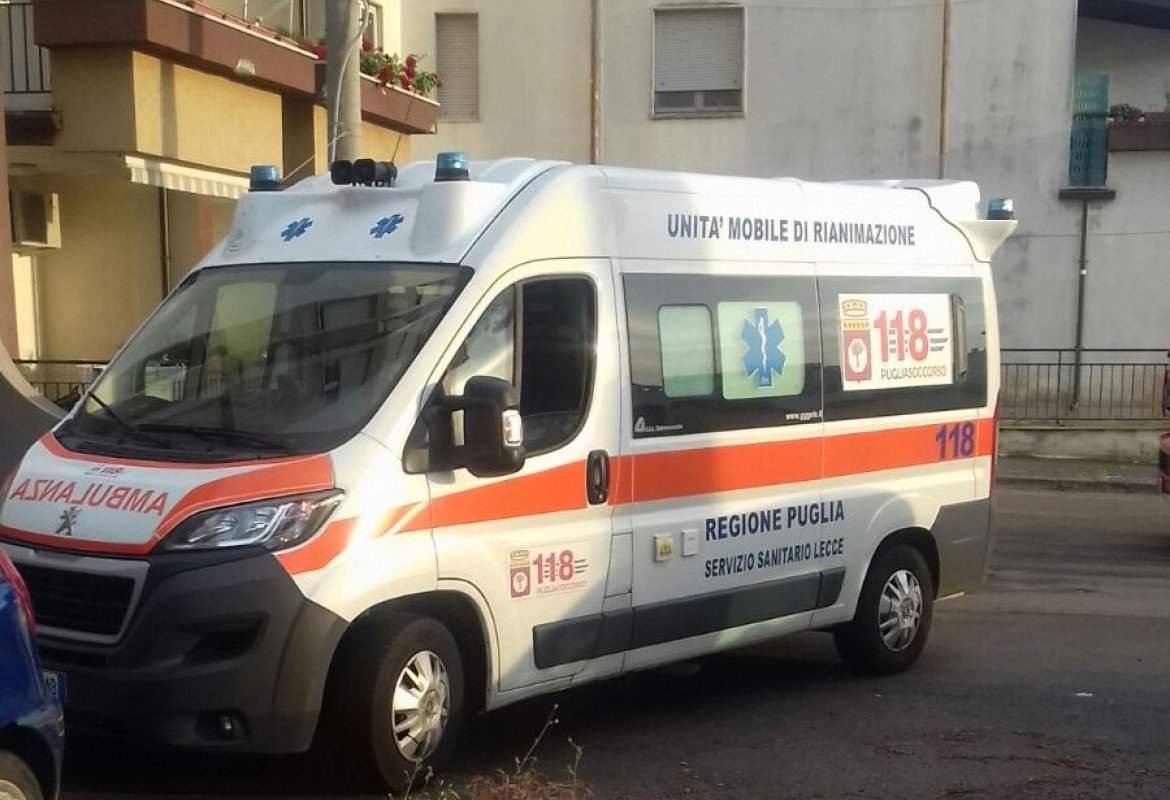 Due anziani coniugi bloccati in ascensore, intervengono il 118 e i Vigili del Fuoco