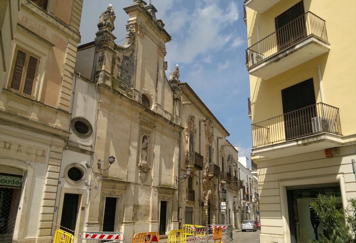 Pericolo in via Siciliani. Dalla facciata della Chiesa dell'Addolorata cadono pietre sul marciapiede 