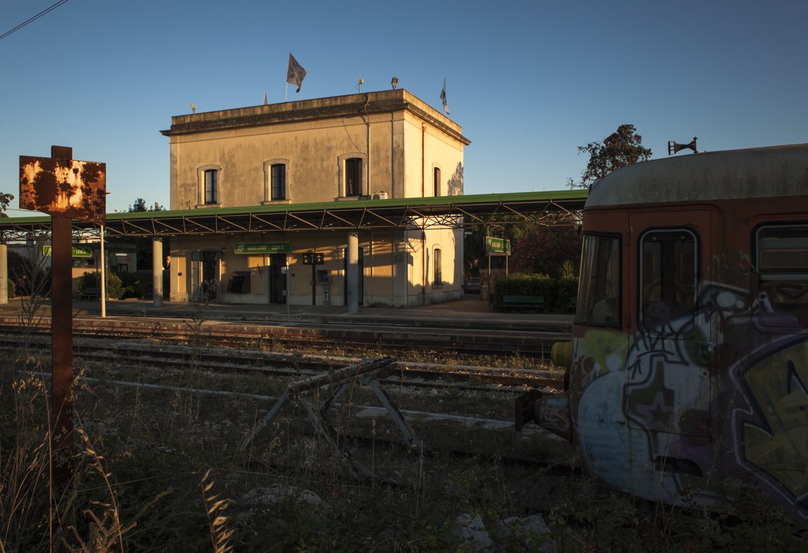 Porte del treno bloccate, viaggiatrice costretta a saltare la fermata