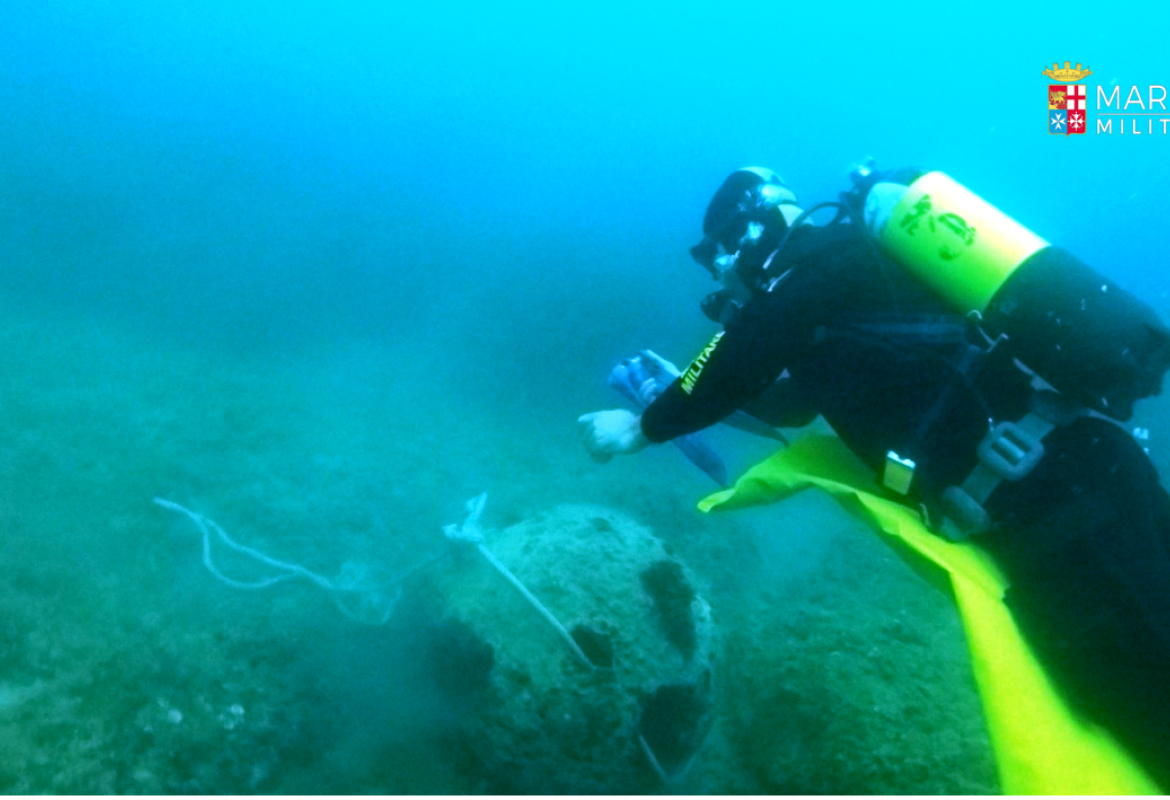 I palombari della Marina Militare fanno brillare a Frigole una mina della seconda guerra mondiale