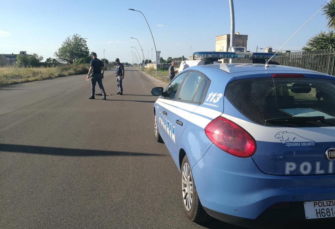 "Salta" un tombino e colpisce un'auto su via Lecce. Nessun ferito ma tanta paura
