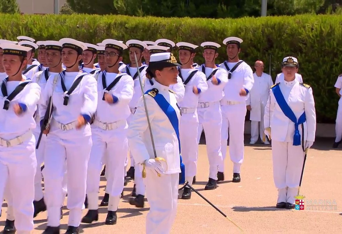 “Giornata della Marina”, allievi e marescialli giurano sul lungomare di Taranto