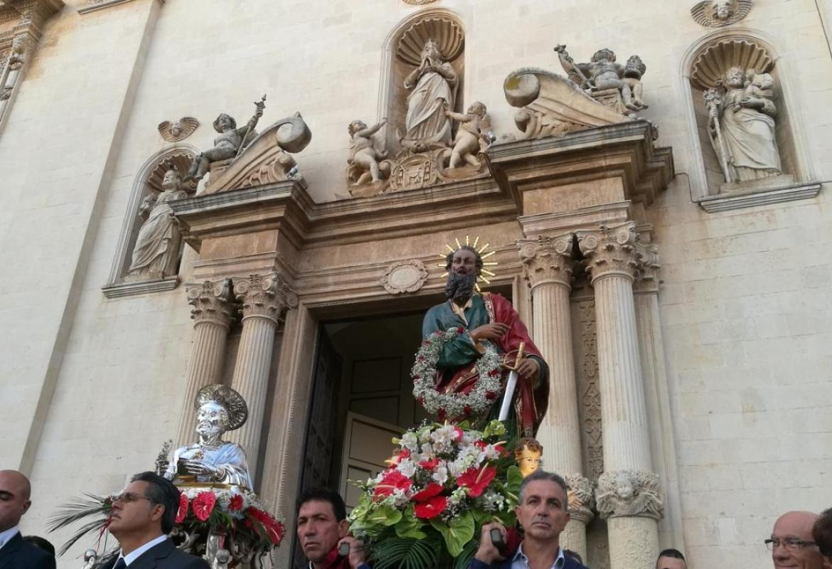 I simulacri dei Santi Pietro e Paolo avanzano applauditi fra luminarie e 'barracche'