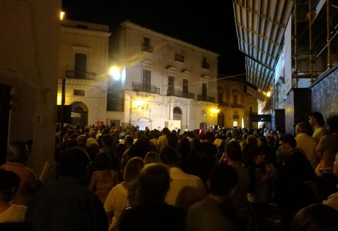 Piazza piena per Lucarelli e Travaglio ma tanti dubbi sull'operazione 'culturale'