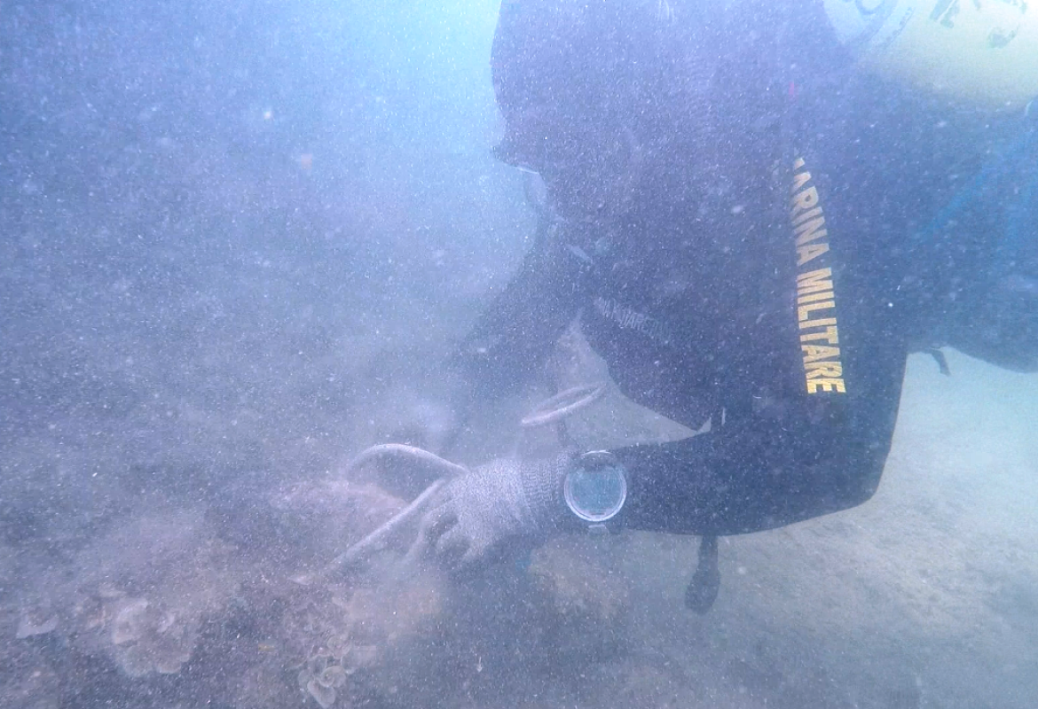 I palombari rimuovono un ordigno nel Mar Piccolo di Taranto