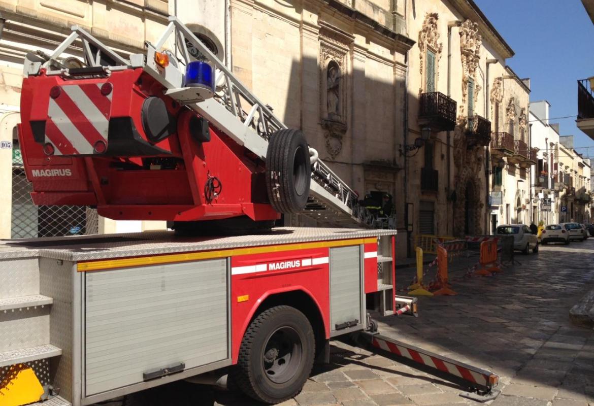 I Vigili del Fuoco ispezionano la facciata dell'Addolorata