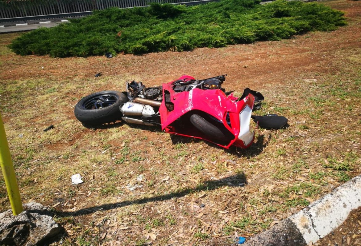 Scontro fra moto ed auto sul rondò nei pressi della cementeria