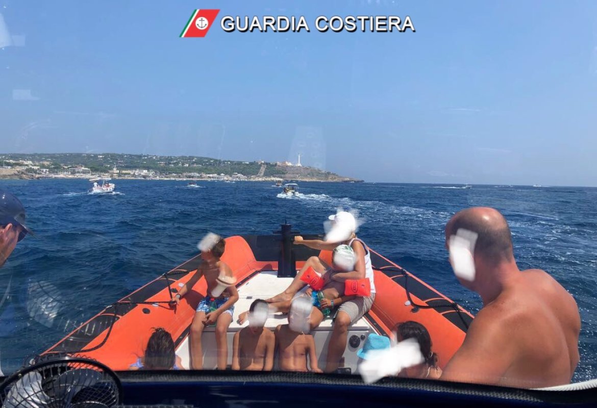 Incendio al largo della “Grotta del Drago”, portati in salvo 47 passeggeri