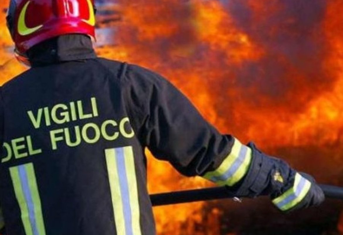 Va a fuoco una Punto, paura in via Milano