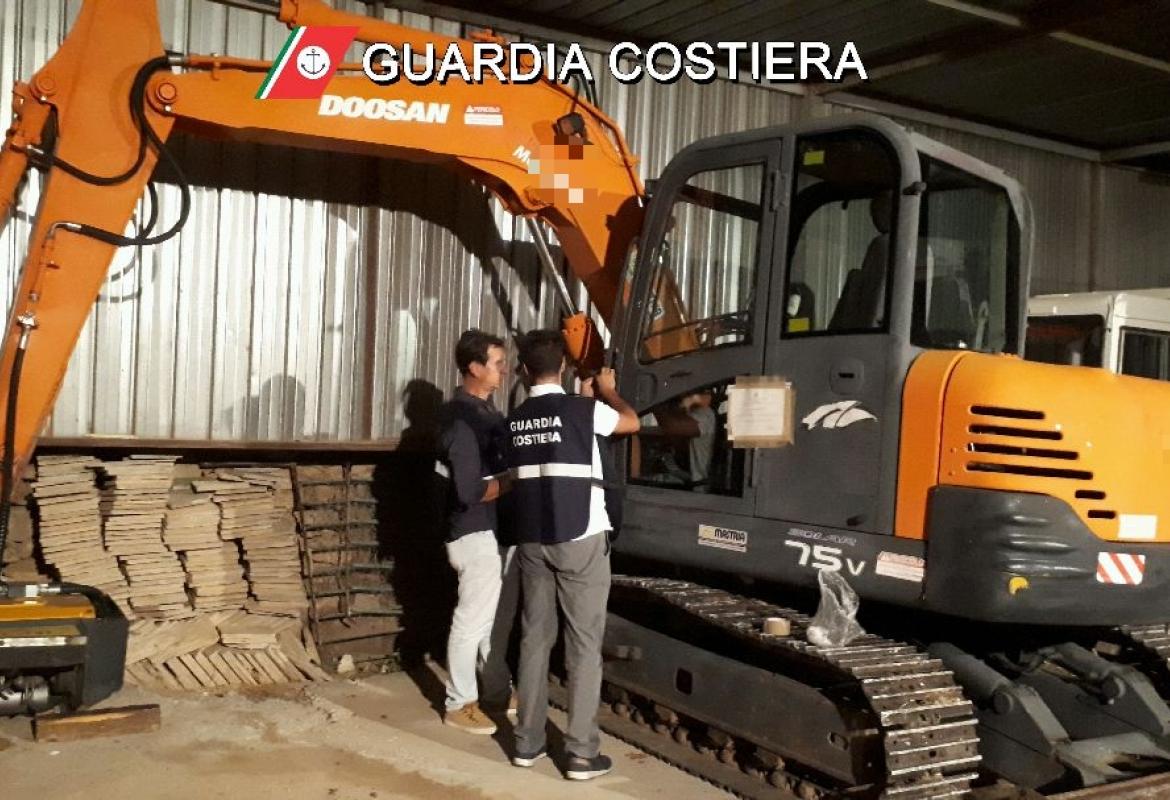 Lavori in un canneto protetto, sequestrato escavatore e denunciati i proprietari