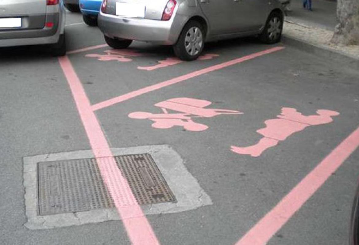 I pentastellati galatinesi propongono l'istituzione delle 'strisce rosa' ma il Codice della strada non le prevede