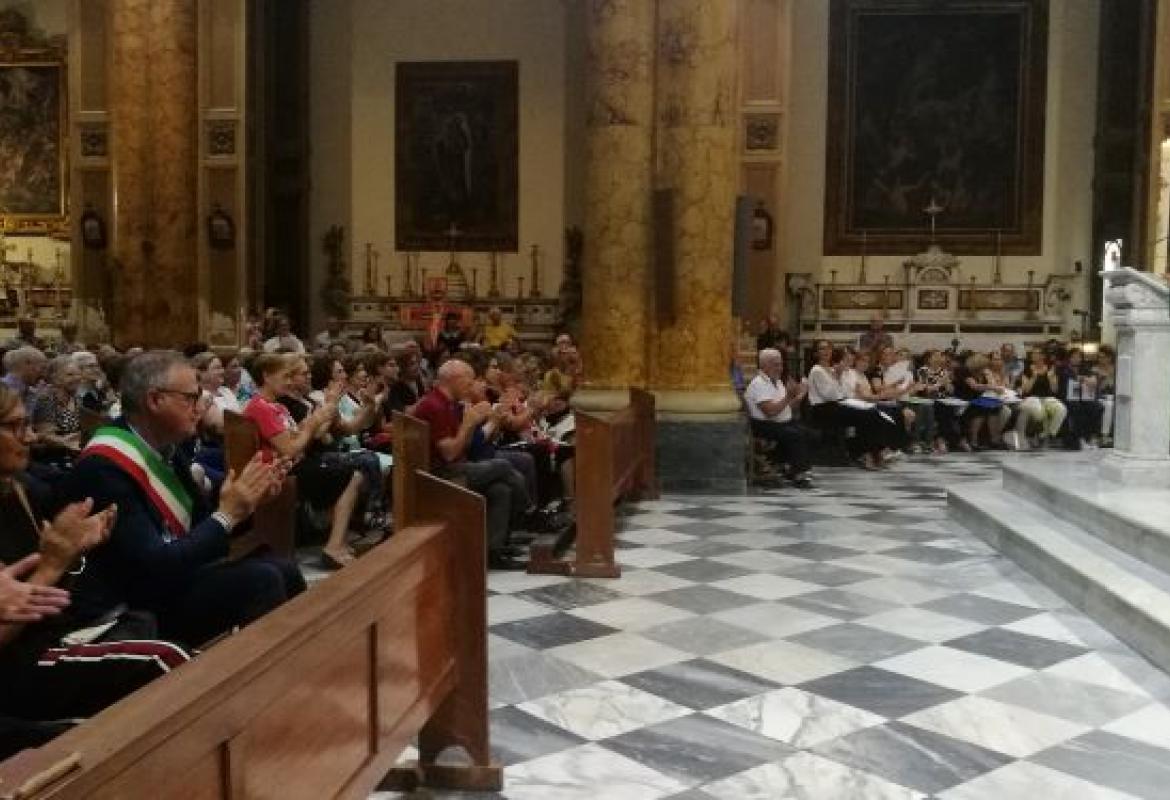 "A mani vuote e a piedi nudi”