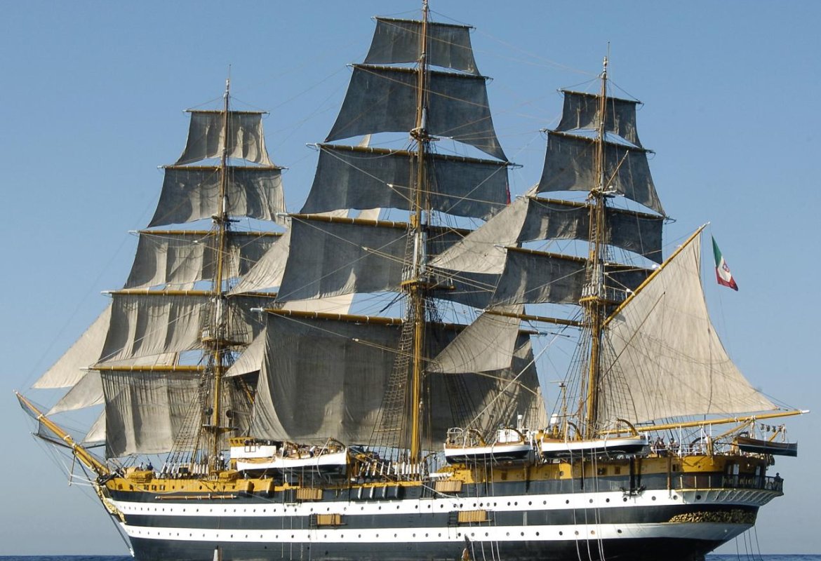 Nave Vespucci in sosta a Brindisi