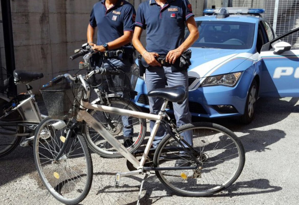 Ai domiciliari ladra di biciclette