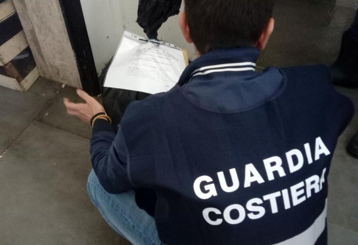 Molluschi di origine sconosciuta, multa ad una pescheria