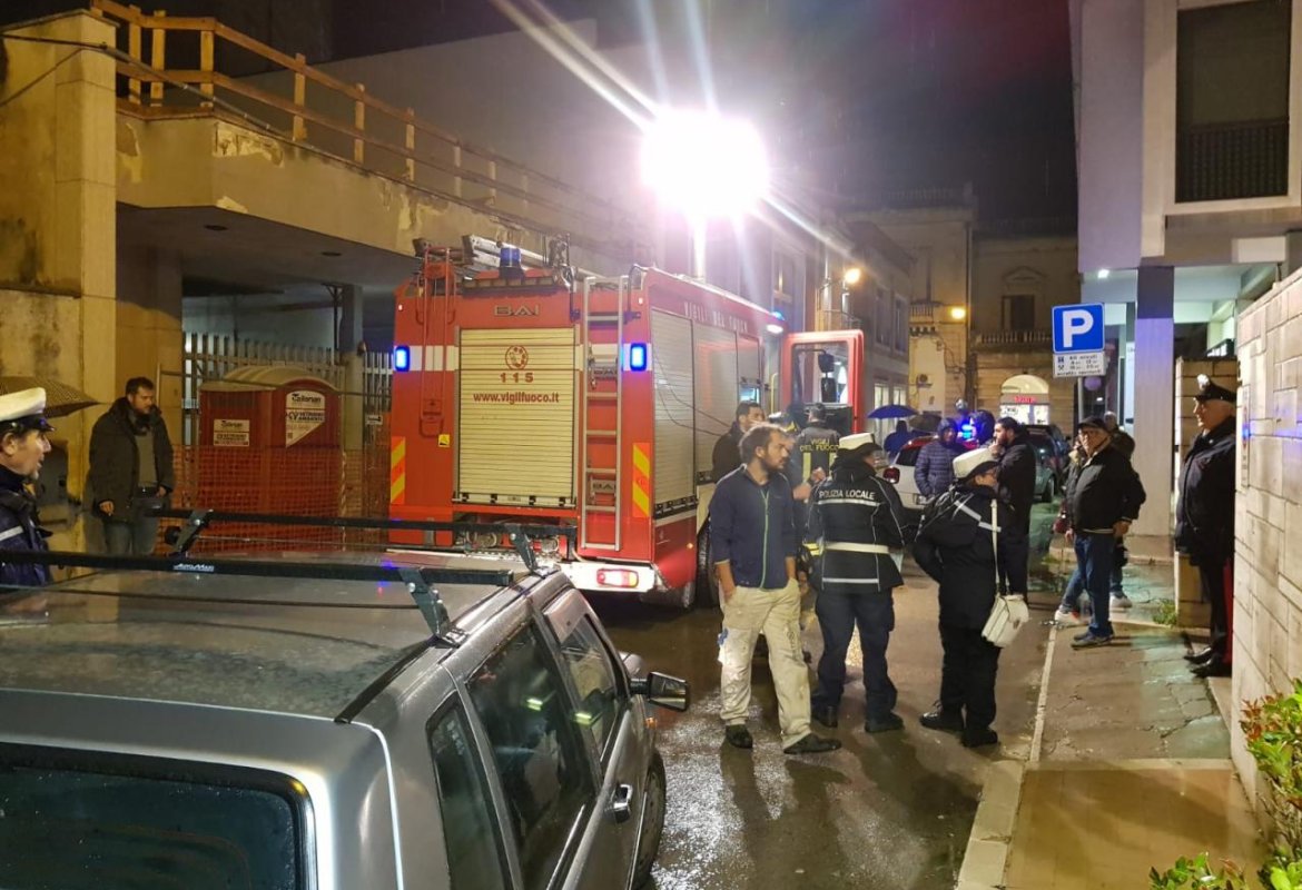 Auto in fiamme in via Pascoli, i commercianti le spengono prima dell'arrivo dei Vigili del Fuoco