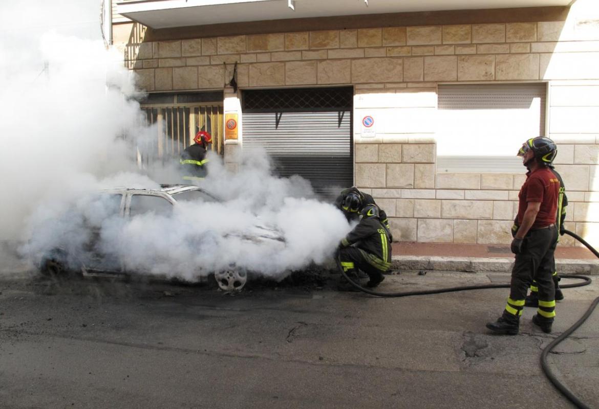 Va a fuoco una Golf in via Beato Angelico. Si sospetta l'origine dolosa delle fiamme