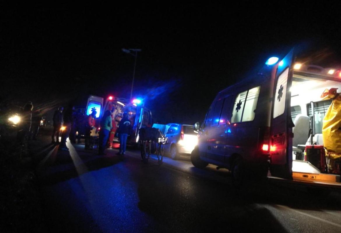 Impatto frontale fra due auto in via Guidano
