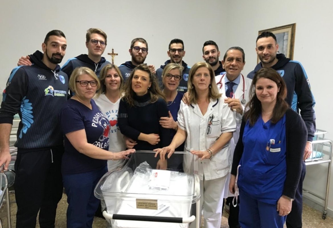 Efficienza Energia dona una culla a Pediatria