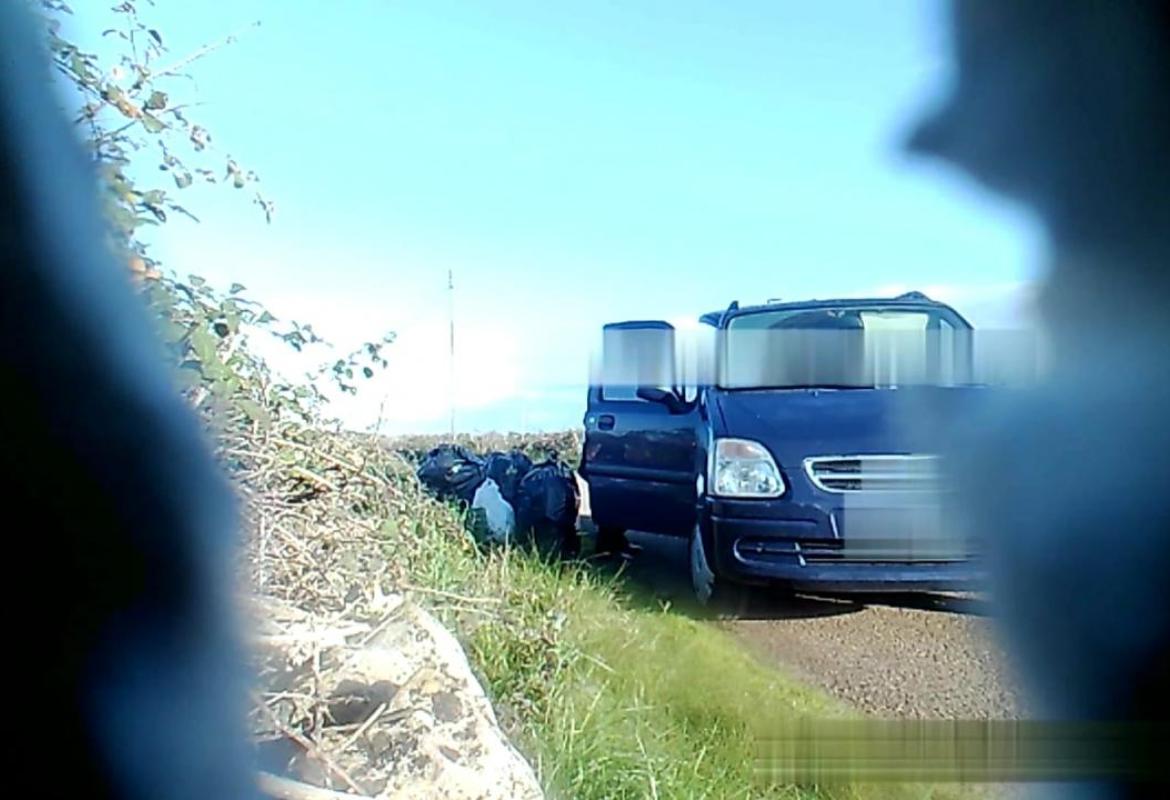 Immortalato dalle fototrappole e multato per aver abbandonato rifiuti in campagna