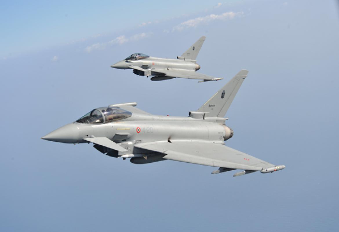 Due caccia F-2000 Eurofighter dell'Aeronautica Militare intercettano un  ATR-42 che aveva interrotto i contatti radio
