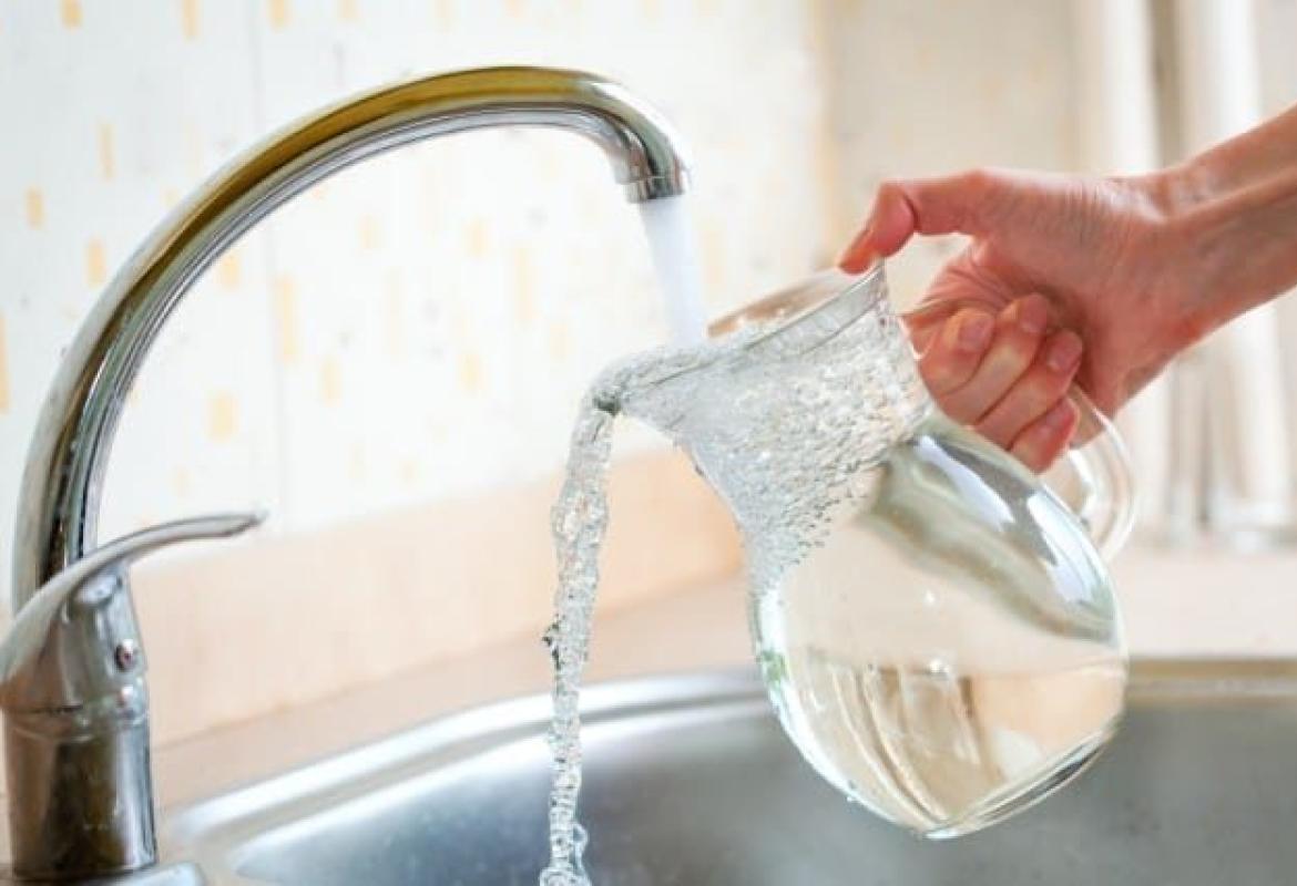 Ridurre l'uso della plastica bevendo acqua del rubinetto