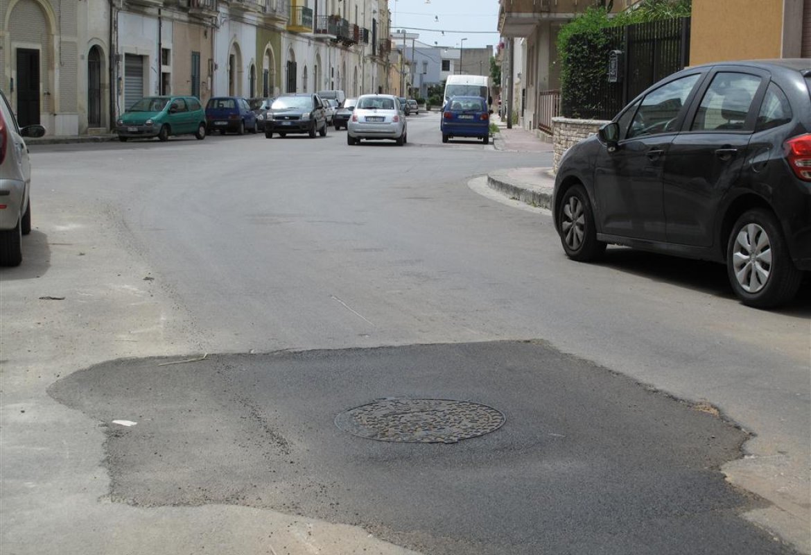 &quot;Pericolo in via degli Eroi, buca non segnalata&quot;. Chi controlla i lavori pubblici? Alle ore 13 era già stata sistemata
