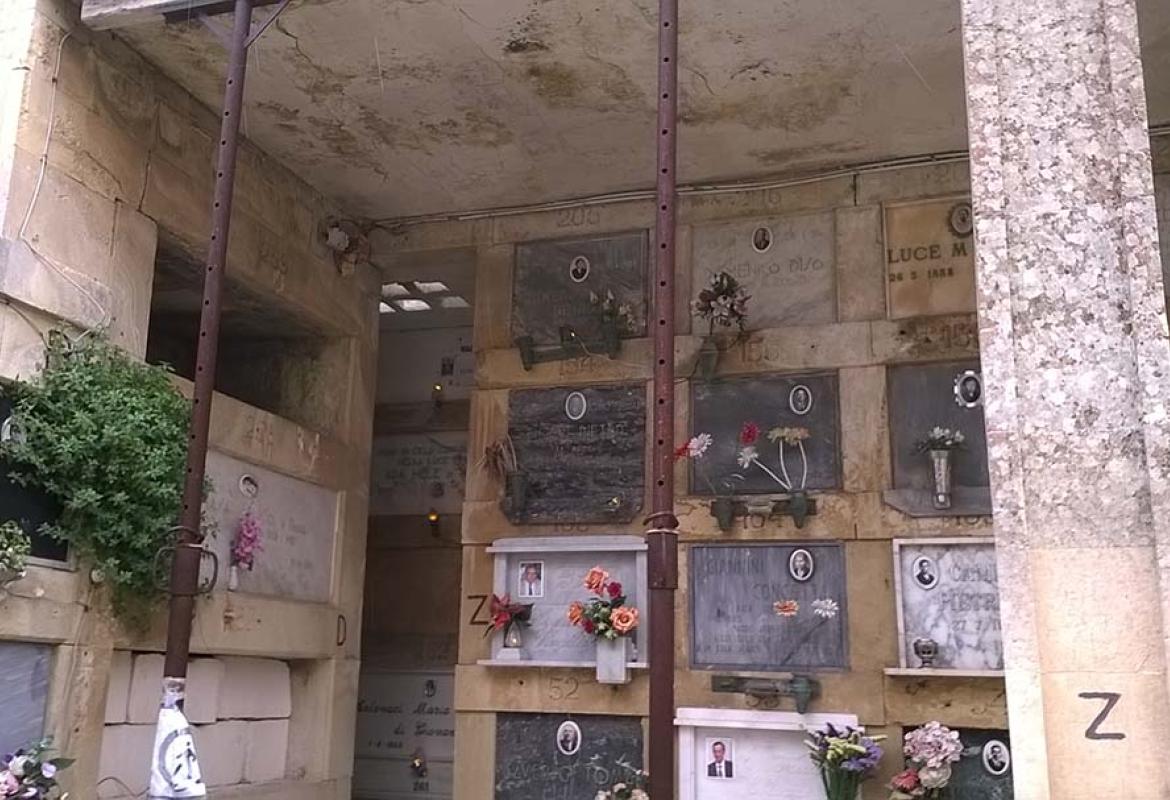 "Sporcizia e degrado nel cimitero di Galatina"