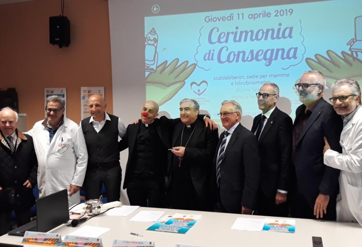 “Cuore e mani aperte verso chi soffre” dona scaldabiberon, sedie per la marsupio terapia e birilubonometro alla Pediatria del Fazzi