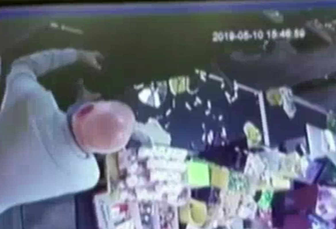 Non paga le consumazioni e fa una rapina nel bar che frequenta