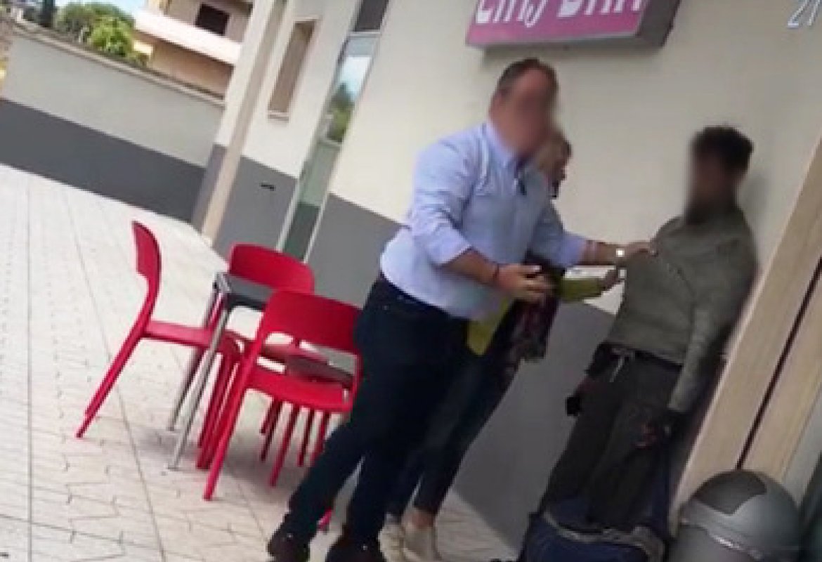 Incastrato sotto il pullman, straniero arriva a Galatina approfittando del rientro dalla gita