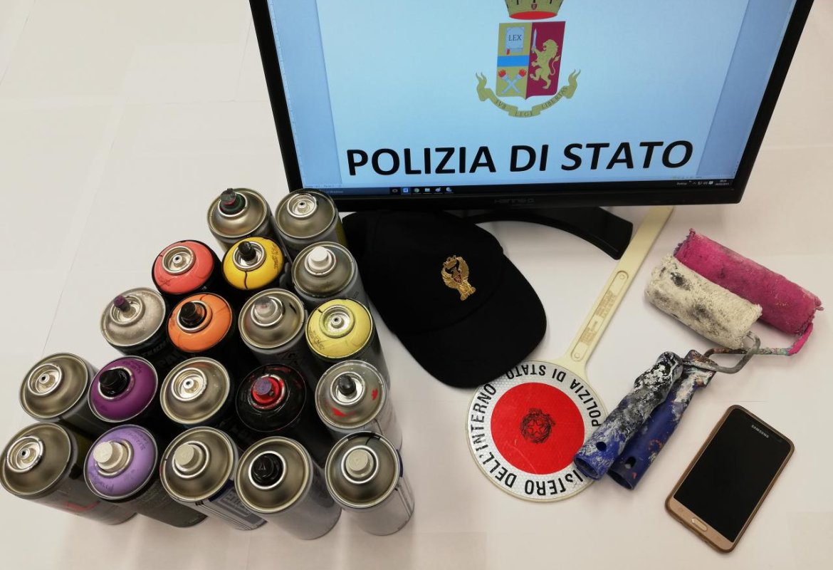 Imbrattavano i treni, denunciati due giovani