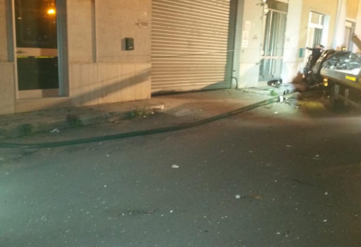 Galatinese perde il controllo dell'auto e abbatte un armadio Enel e un palo della pubblica illuminazione