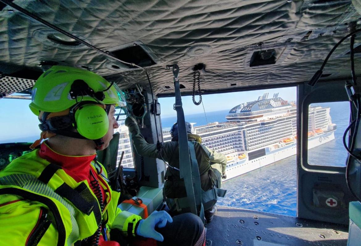 Statunitense in pericolo di vita su una nave da crociera viene trasportata in ospedale da un elicottero dell'Aeronautica Militare 