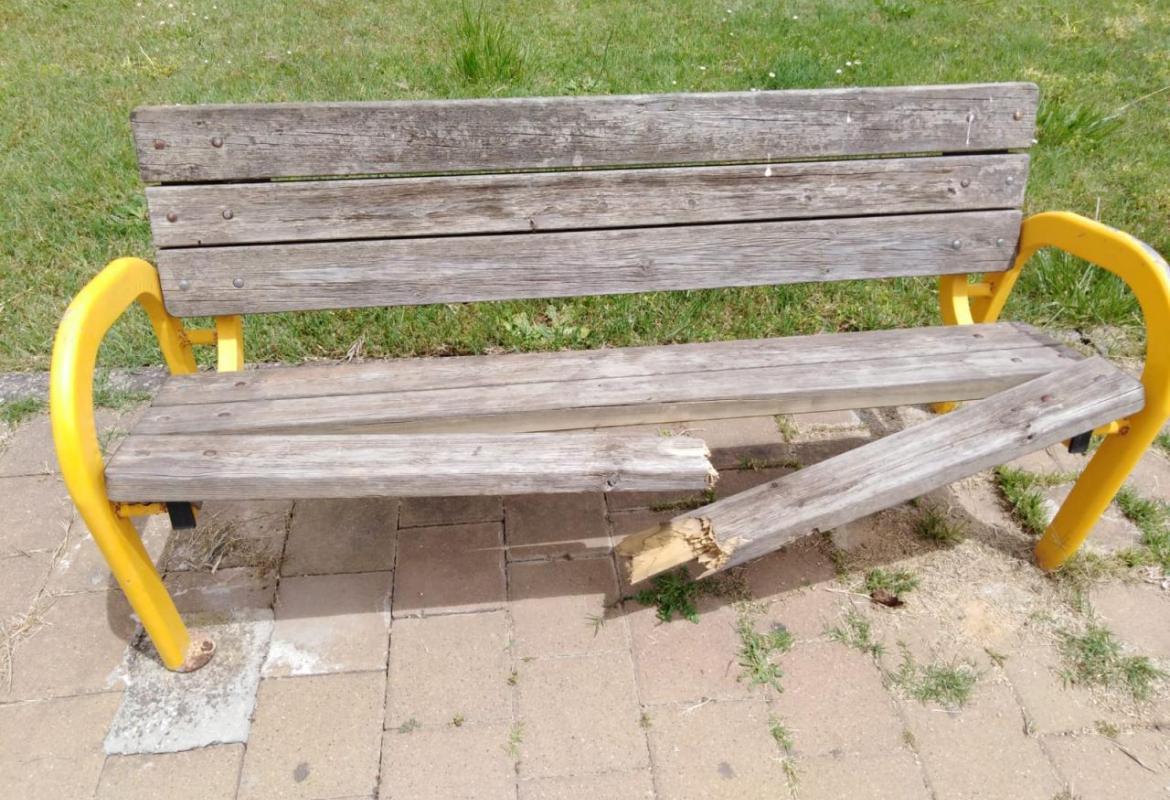 Degrado e sporcizia nelle aree giochi galatinesi