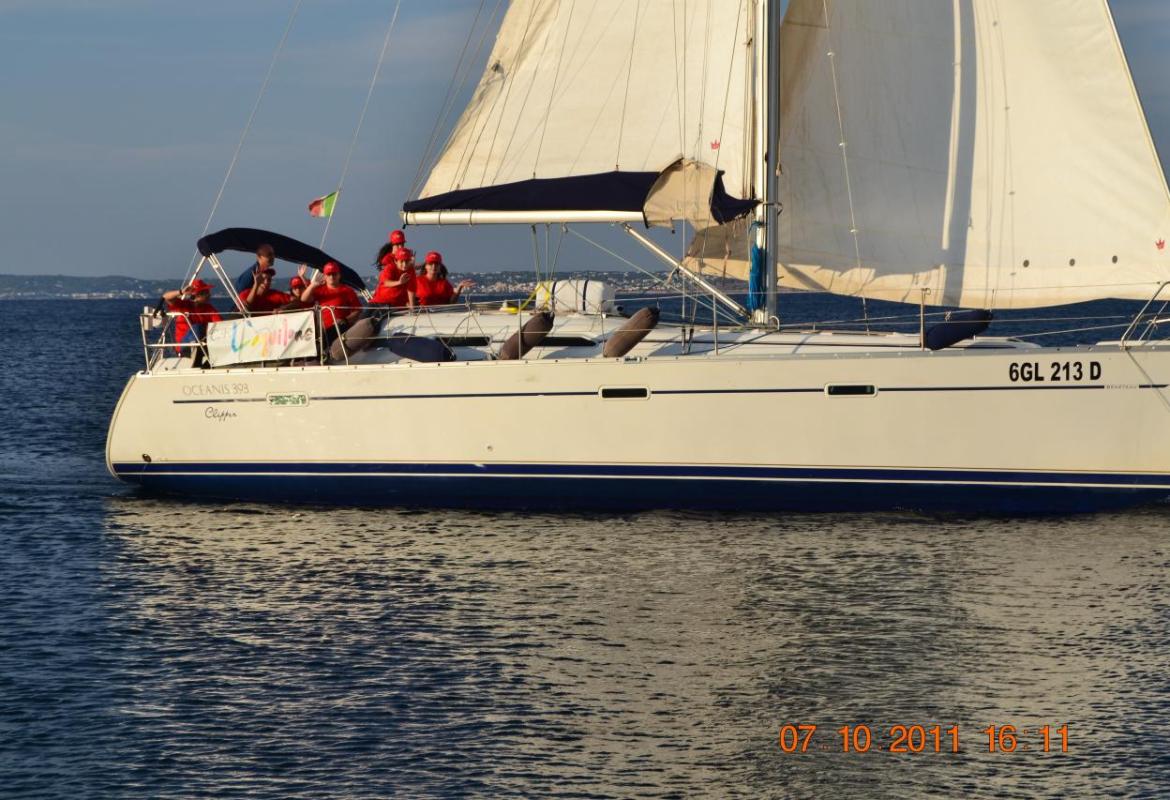 I ragazzi dell’Associazione “Barriere al Vento”  ai cancelli di partenza della 34ma regata internazionale Brindisi-Corfù