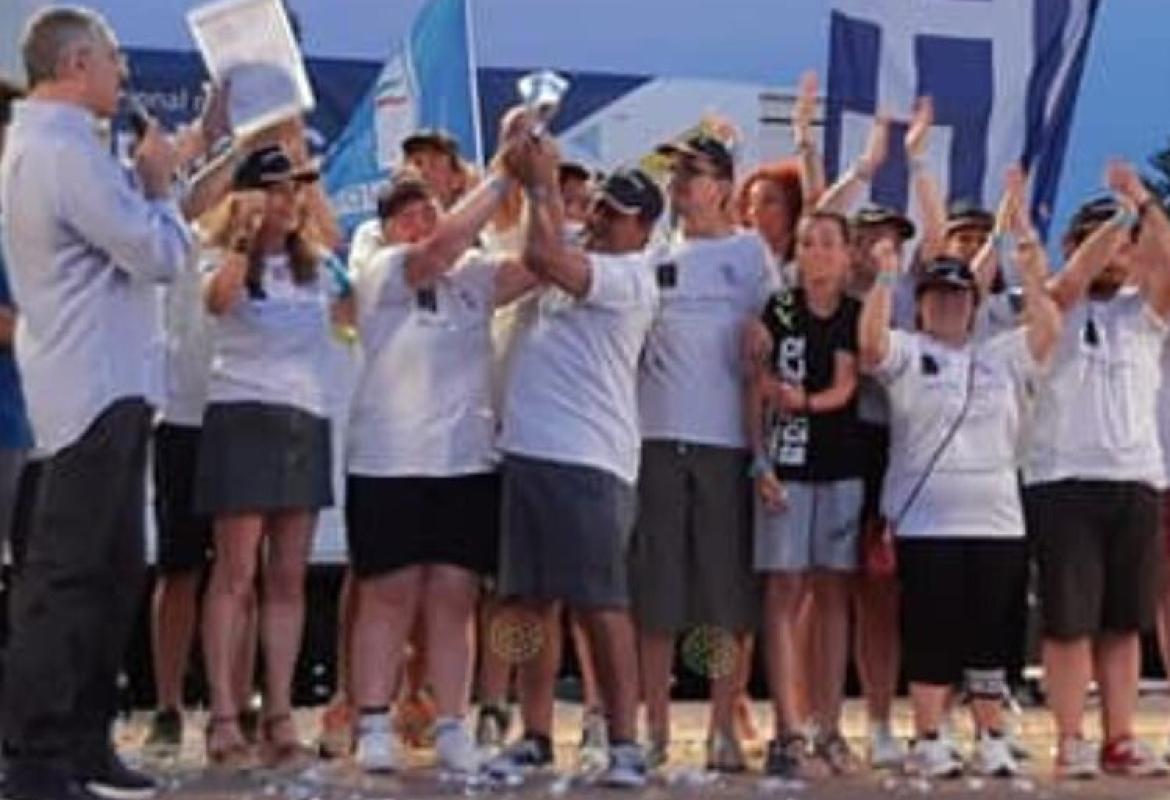 I ragazzi dell’Associazione Barriere al Vento sul podio di Corfù con il Catamarano Maui1  