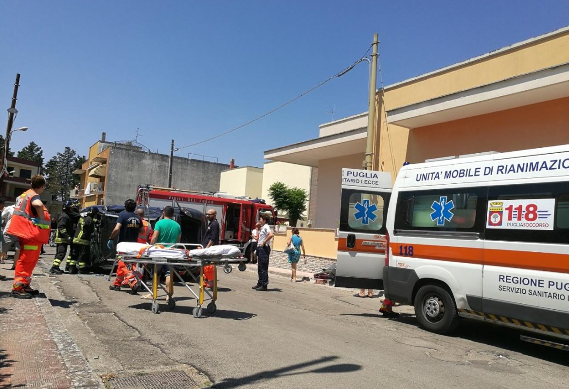 Impatto sull'incrocio, un'auto si ribalta e l'altra finisce contro un palo. Feriti i due conducenti