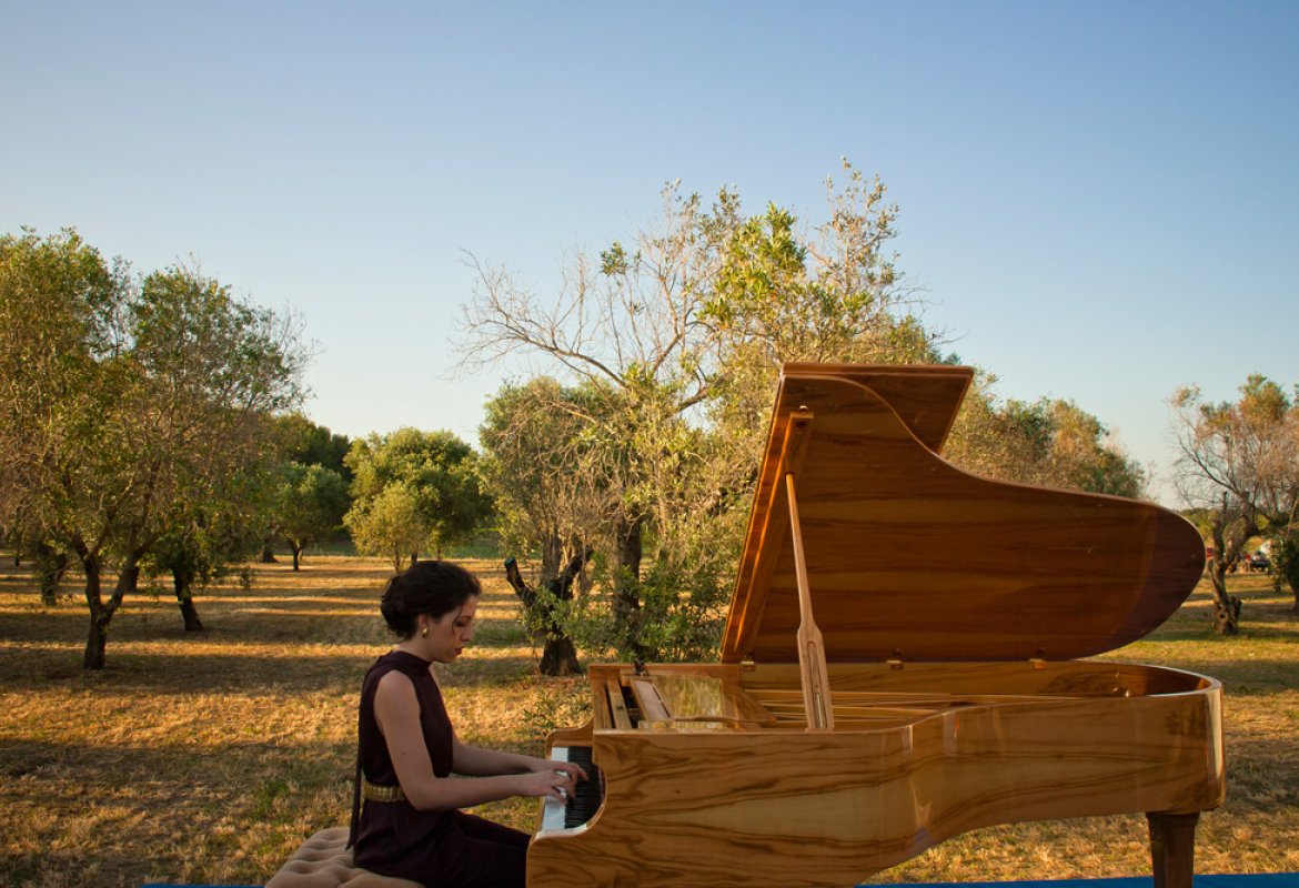 "TramontOlive", Beatrice Rana e un pianoforte di legno d'olivo