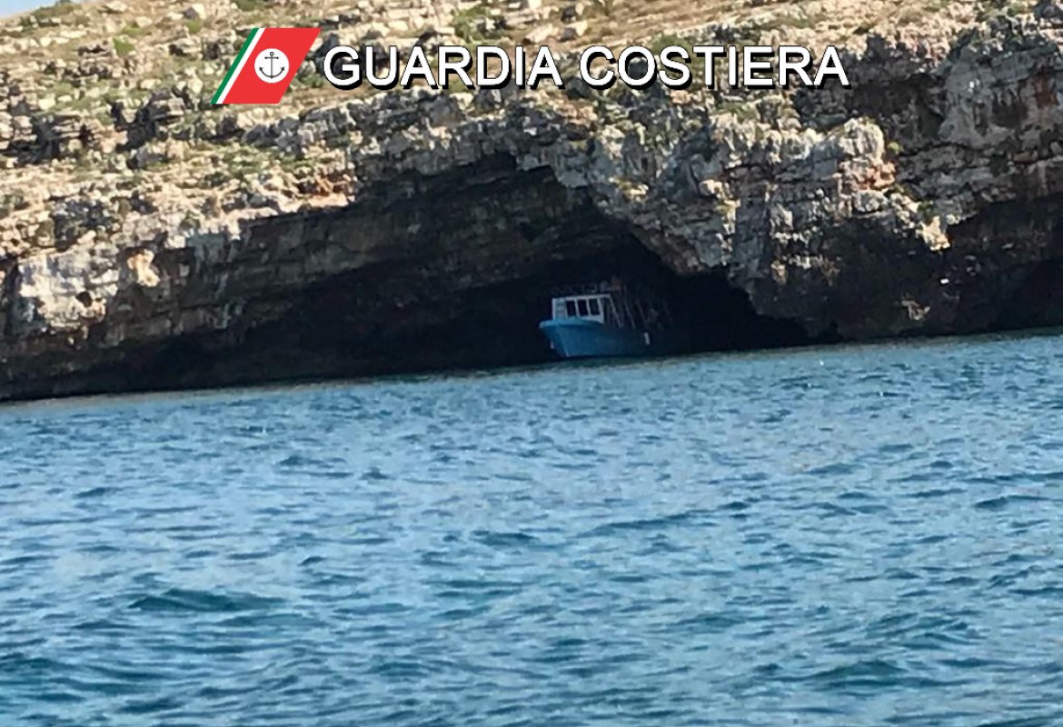 Entrano con le barche in tre grotte di Leuca, denunciati